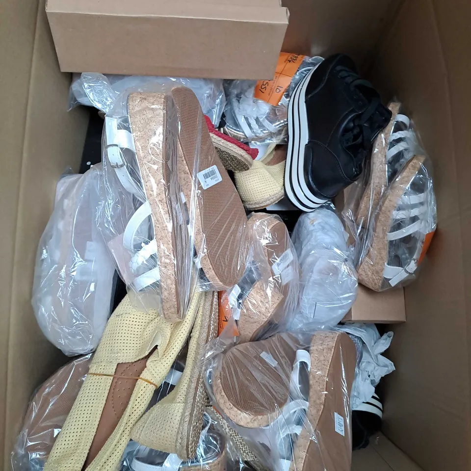 BOX OF APPROX 20 PAIRS OF ASSORTED SHOES IN VARIOUS COLOURS, STYLES AND SIZES