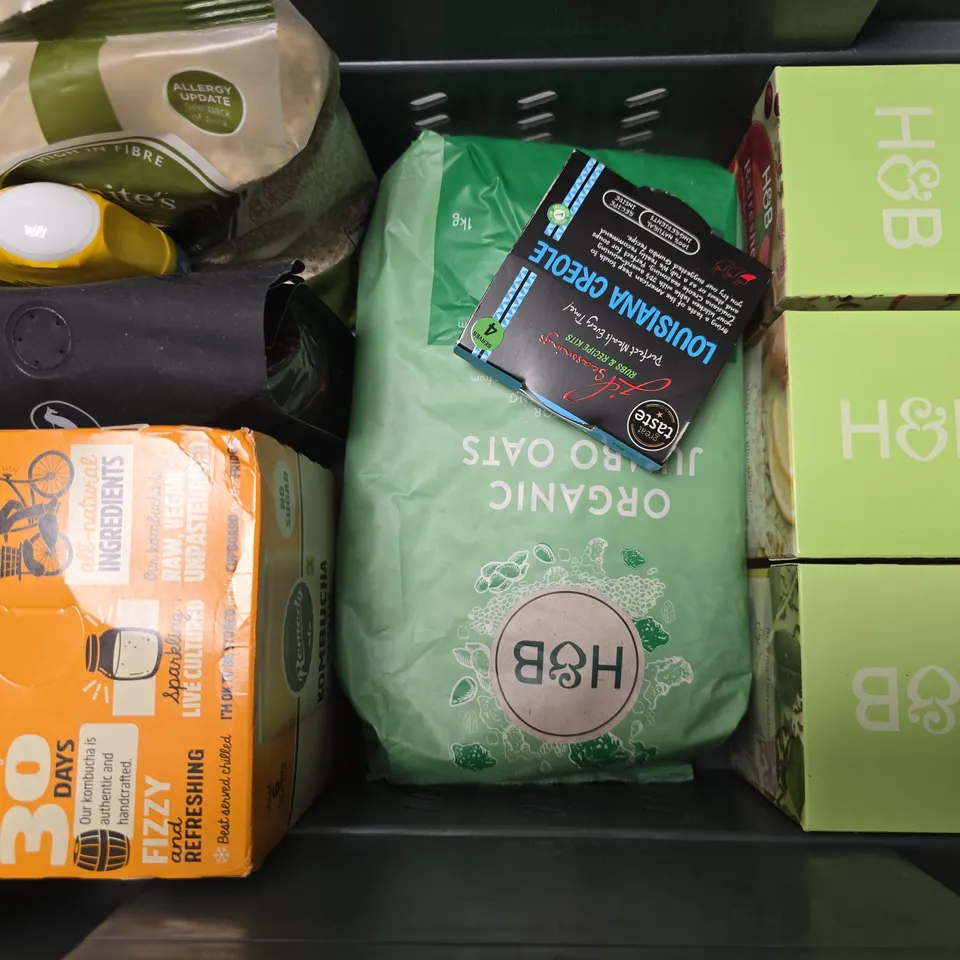 APPROXIMATELY 10 ASSORTED FOOD & DRINK ITEMS TO INCLUDE - H&B ORGANIC JUMBO OATS , GRIND HOUSE BLEND , ROBINSONS MINI LEMON & LIME ETC