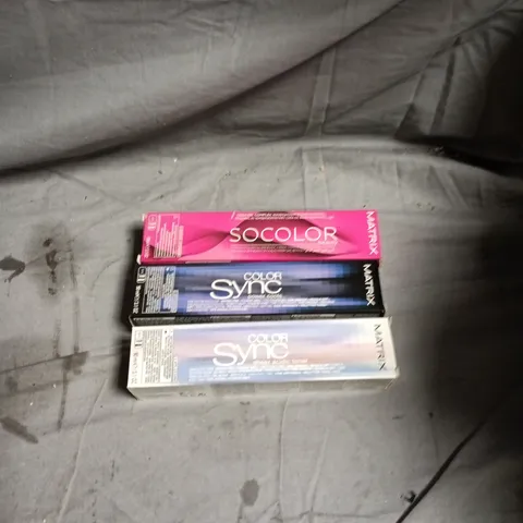 BOX OF APPROXIMATELY 60 MATRIX HAIR CARE PRODUCTS INCLUDING SO COLOR DARK BLONDE MOCHA COPPER AND COLOR SYNC MEDIUM BLONDE VIOLET ASH/BRUNETTE ASH/BRUNETTE MOCHA/BRUNETTE NEUTRAL/CLEAR