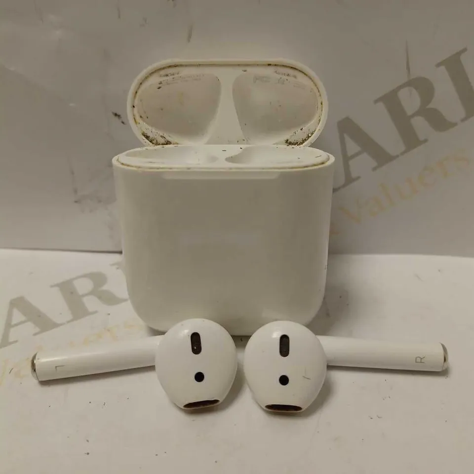 1ST GENERATION APPLE AIRPOD BUDS