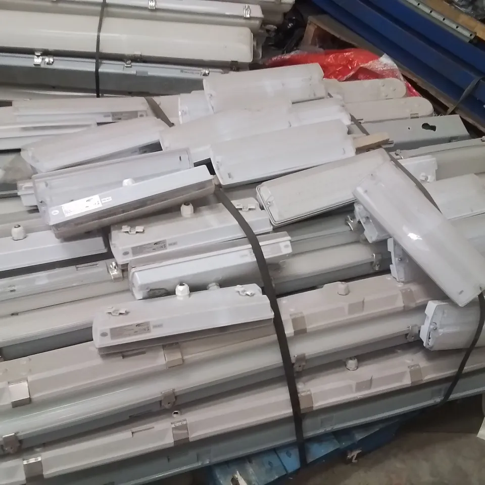 PALLET OF OVERHEAD LED LIGHTS FITTINGS