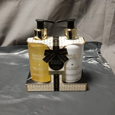APPROXIMATELY 7 X BAYLISS AND HARDING LUXURY HAND GIFT SET