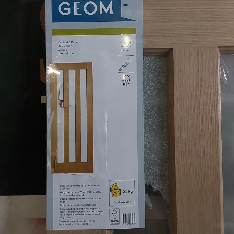 GEOM VERTICAL 3 PANEL OAK VENEER GLAZED INTERNAL DOOR // SIZE: 1981 X 762mm
