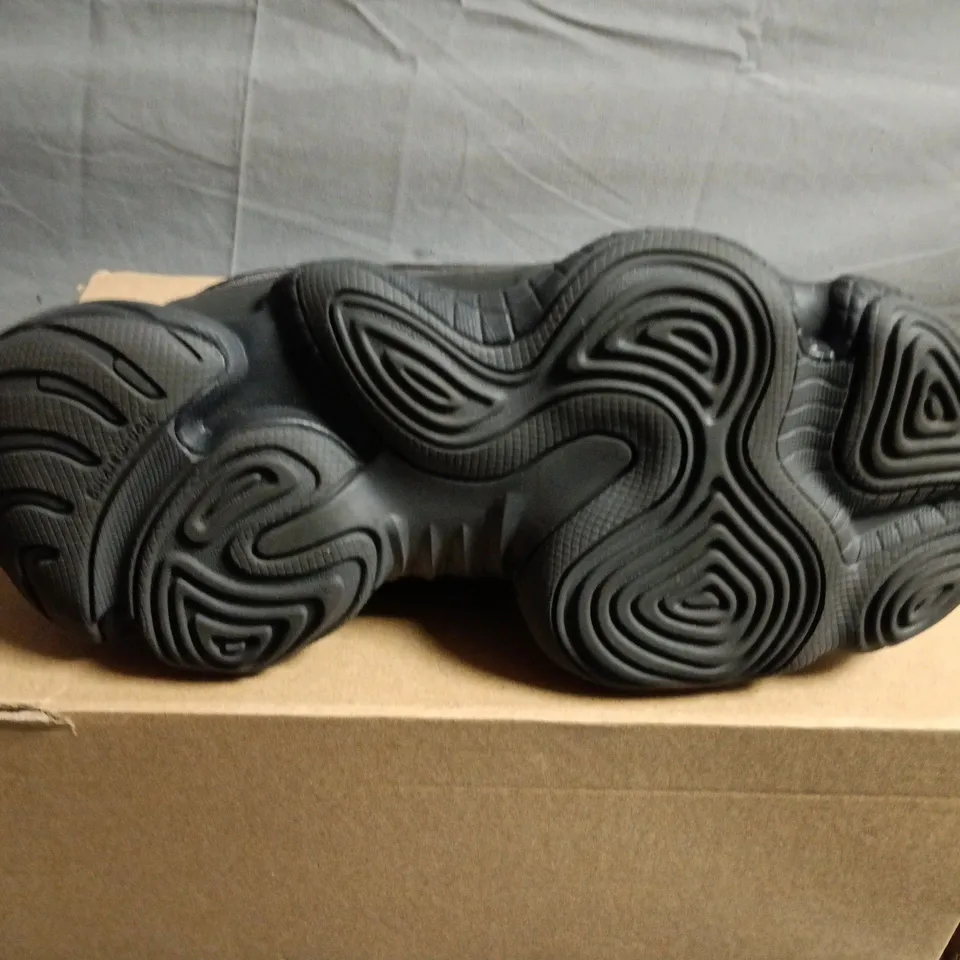 BOXED PAIR OF ADIDAS YEEZY 500 SHOES – UK SIZE 4