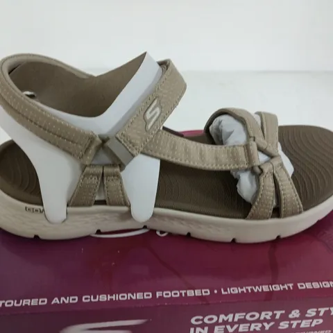 SKECHERS FLEX SANDAL SIZE 7