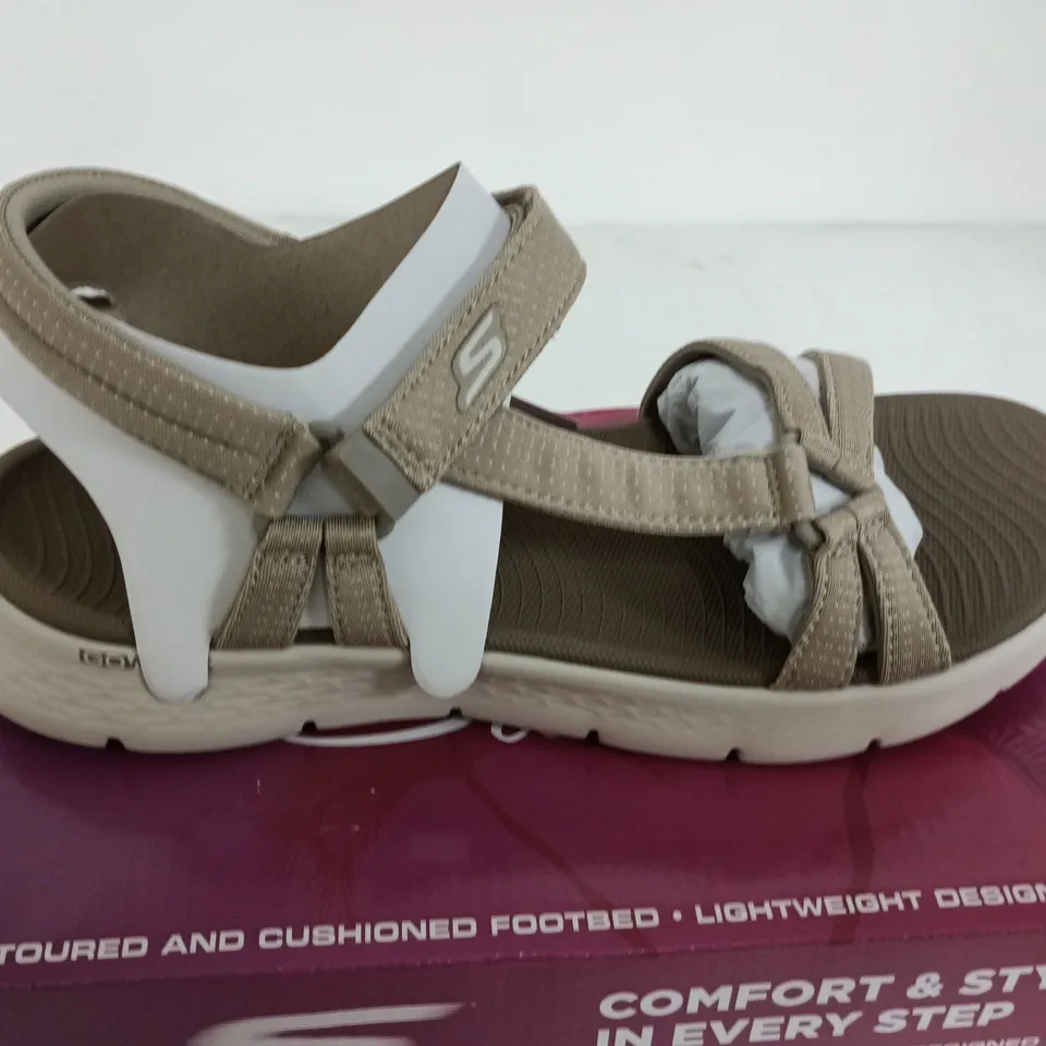 SKECHERS FLEX SANDAL SIZE 7