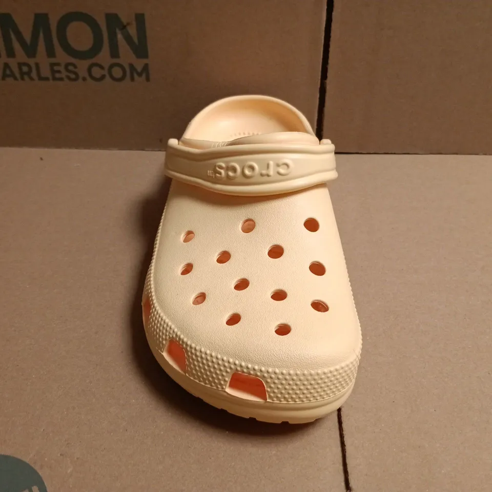 BOXED PAIR OF CROCS CLASSIC CLOGS IN APRICOT SIZE UK M5/W6