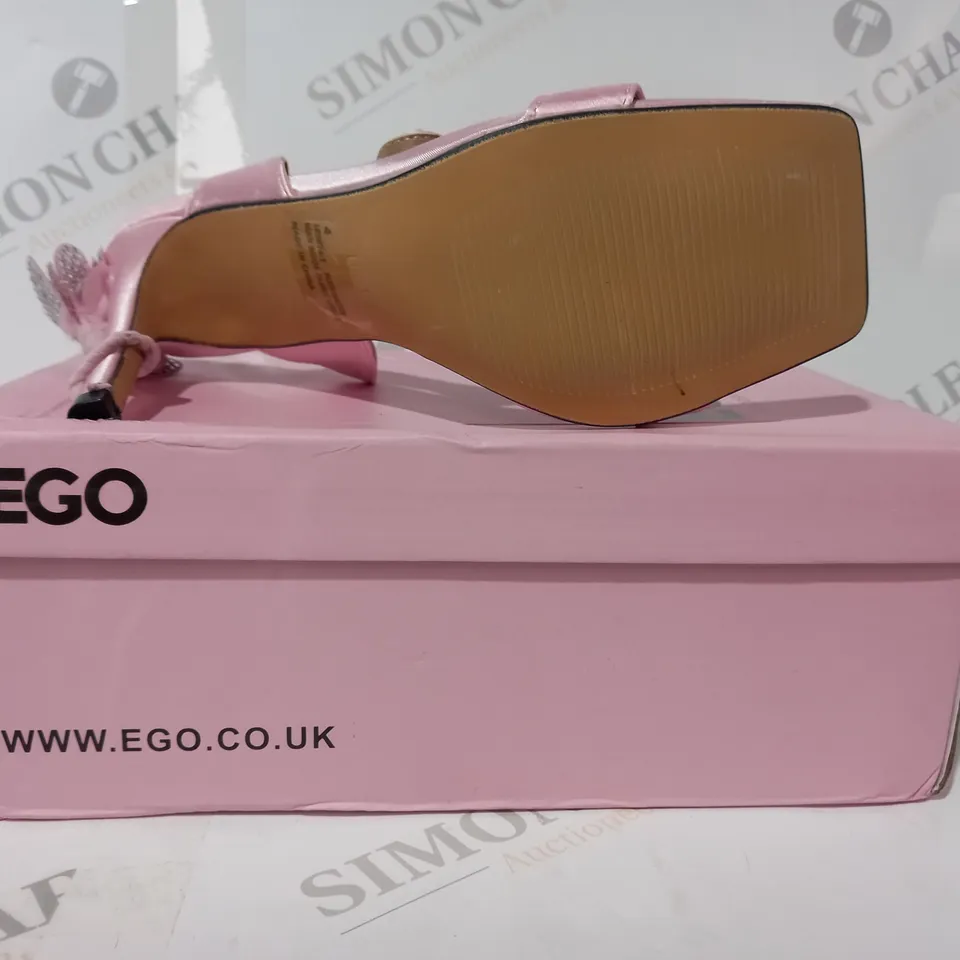 BOXED PAIR OF EGO OPEN TOE HEELED SHOES IN PINK W. FLORAL DETAIL UK SIZE 4