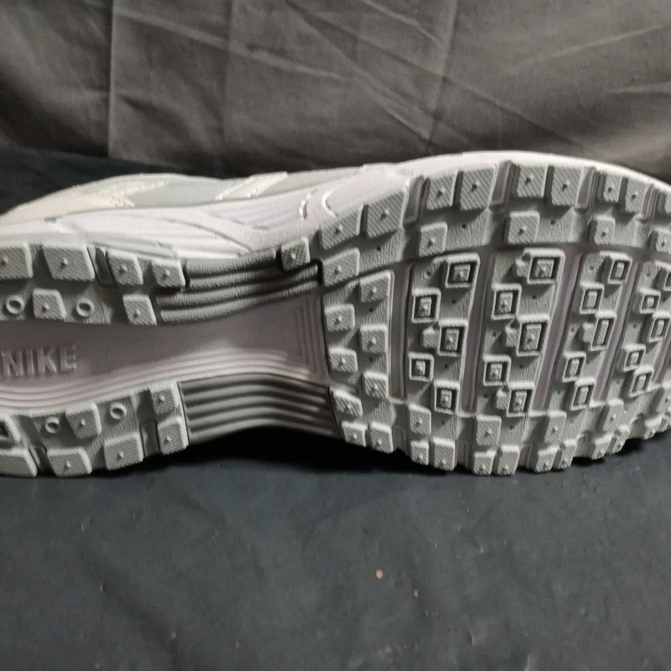 PAIR OF NIKE P6000 TRAINERS - UK SIZE 7