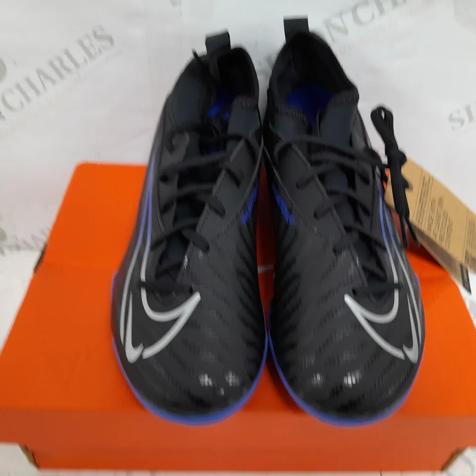 BOXED PAIR OF NIKE PHANTOM GX CLUB FOOTBALL BOOTS IN BLACK/NAVY - UK KIDS 5.5