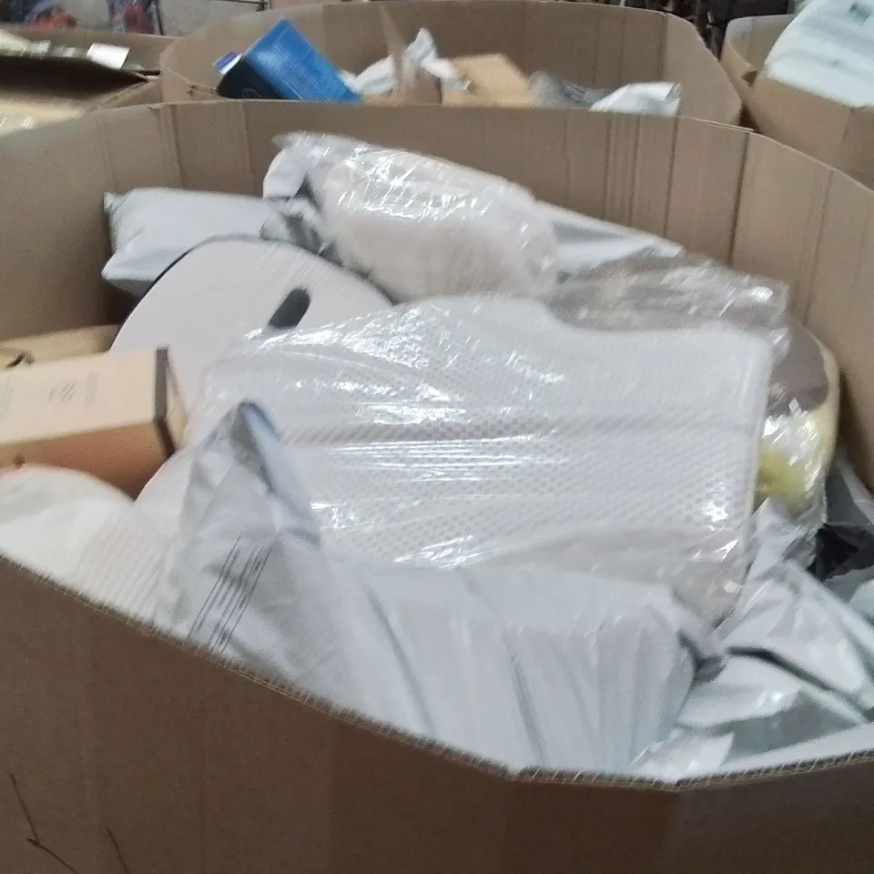 PALLET CONTAINING A LARGE QUANTITY OF PILLOWS 