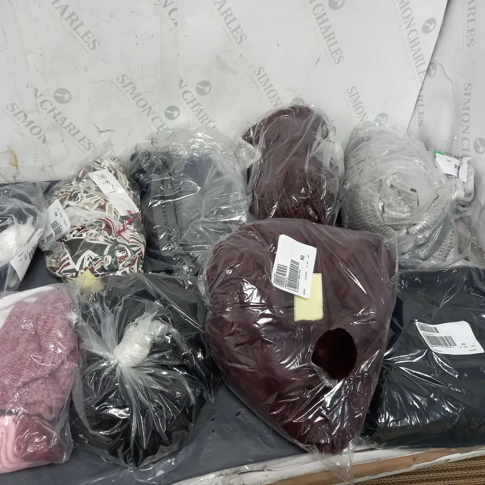 APPROXIMATELY 15 ASSORTED CLOTHING ITEMS TO INCLUDE SNOOD, BLOUSE, BRAS, ETC