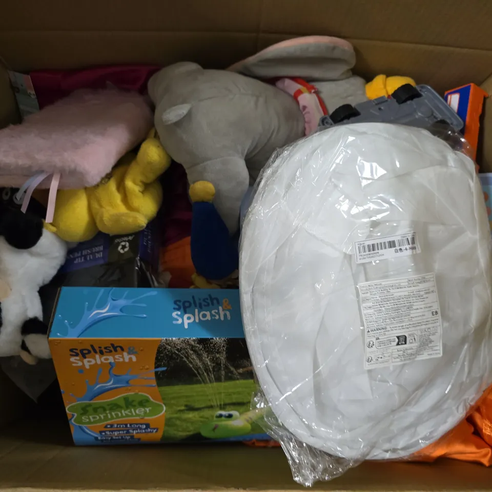 APPROXIMATELY 20 ASSORTED TOYS, GAMES, GIFTS AND NOVELTIES TO INCLUDE SPLISH SPLASH SNAKE SPRINKLER, SUPER SQUISHY BUTTER BLOCK, DUAL TIP BRUSH PENS, ETC - COLLECTION ONLY