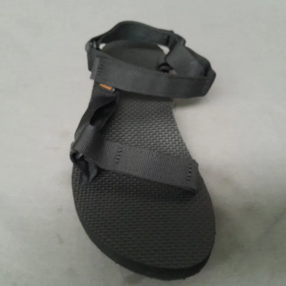 BOXED PAIR OF TEVA OPEN TOE SANDALS IN BLACK UK SIZE 8