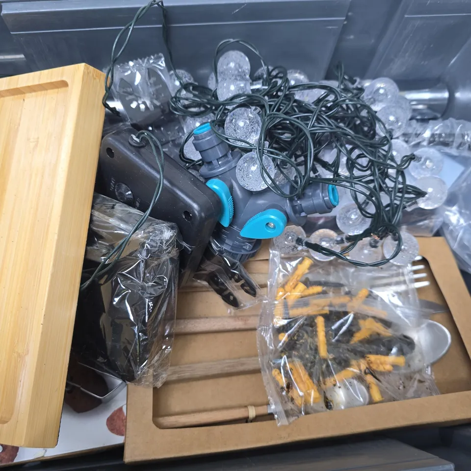 APPROXIMATELY 12 ASSORTED HOUSEHOLD ITEMS TO INCLUDE ZARA HOME CUTLERY, STRING LIGHTS, GINGERBREAD MAN CUTTER, ETC