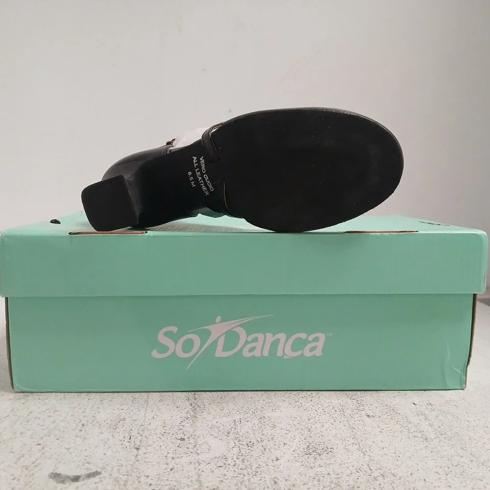 BOXED PAIR OF SO DANCA CLOSED TOE HEELED SHOES IN BLACK SIZE UK 3.5