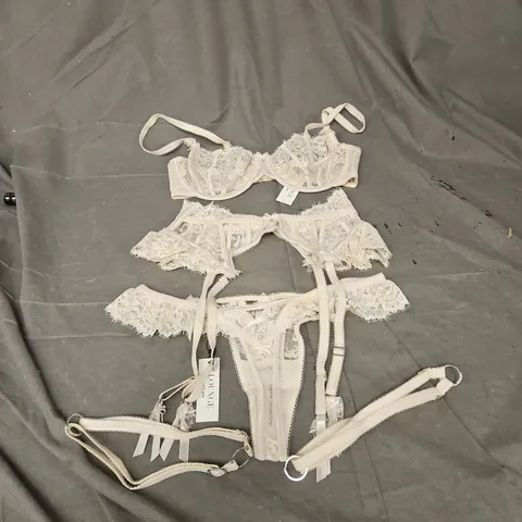 LOUNGE CARO INTIMATES LINGERIE SET IN 32D/SMALL