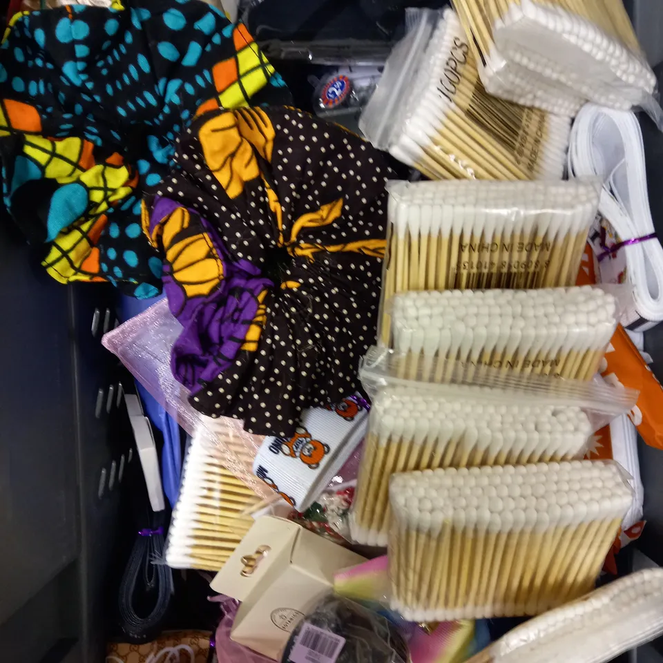 BOX OF APPROXIMATELY 20 ASSORTED HEALTH AND BEAUTY PRODUCTS TO INCLUDE ROSE QUARTZ GUA SHA, NAIL GELS, EYE MASK ETC 
