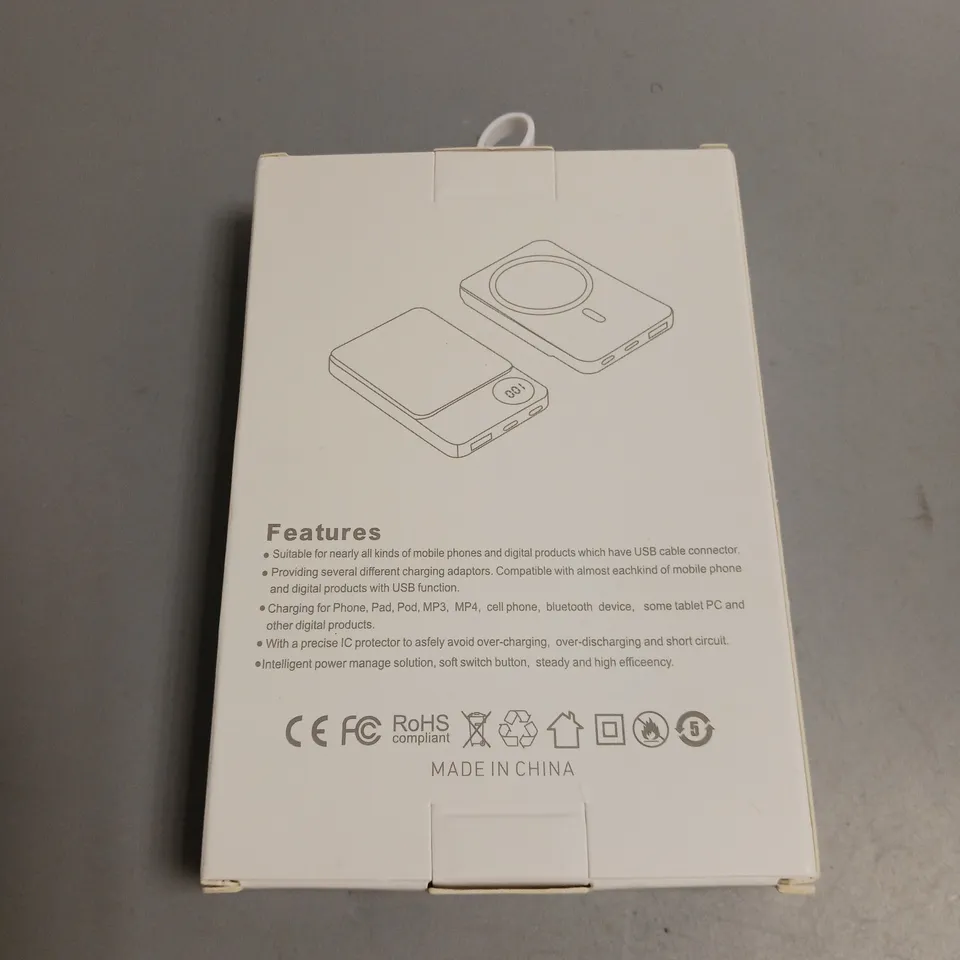 UNBRANDED WIRELESS FAST CHARGING MAGNETIC POWERBANK IN BLACK CHARGING CABLE INCLUDED