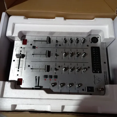 BEHRINGER PRO MIXER DX626