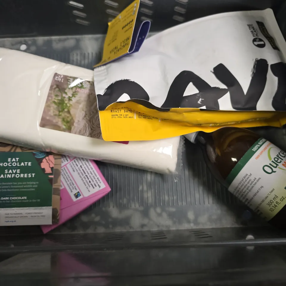 APPROXIMATELY 8 ASSORTED FOOD & DRINK ITEMS TO INCLUDE - MY PROTEIN IMPACT WHEY PROTEIN NATURAL BANANA , WHITES LEMONADE ETC