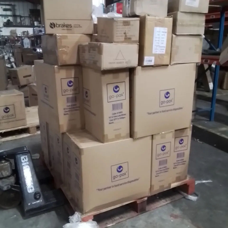 PALLET OF CATERING SUPPLIES TO INCLUDE;LUGGED SOUP BOWLS,PLATES,SAUCE CUPS,PLASTIC LIDS FOR CUPS