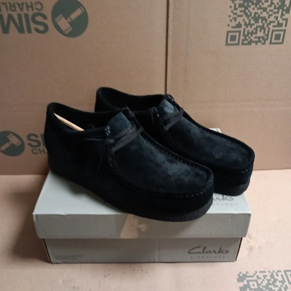BOXED PAIR OF CLARKS ORIGINALS BLACK SUEDE WALLABEE SHOES - 8