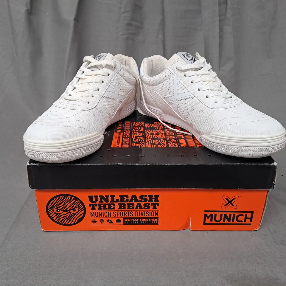 BOXED PAIR OF MUNICH SHOES IN WHITE UK SIZE 6