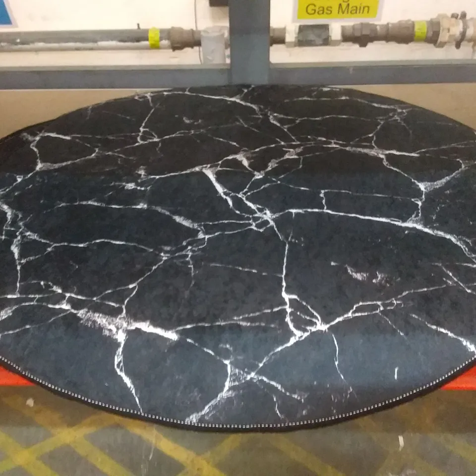 BLACK AND WHITE MARBLE BATHMAT 