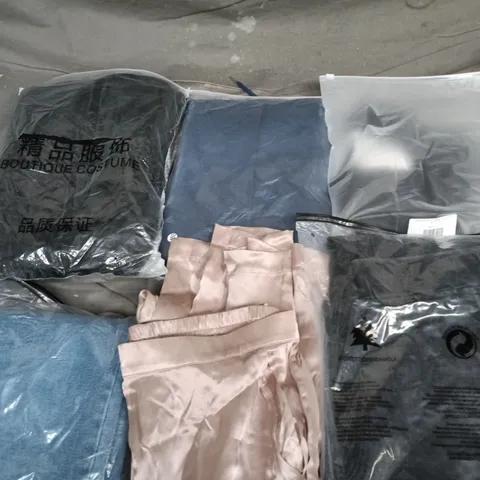 APPROXIMATELY 35 ASSORTED CLOTHING ITEMS IN VARIOUS SIZES, STYLES & COLOURS TO INCLUDE LEGGINGS, JEANS, TOPS, ETC - COLLECTION ONLY