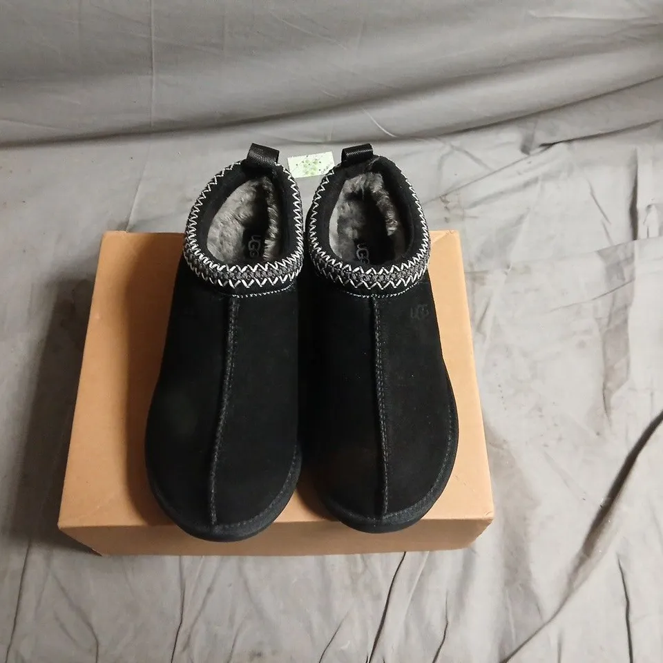 UGG BLACK SLIPPER BOOTS WITH FUR TRIM – UK 7 (EU 40)