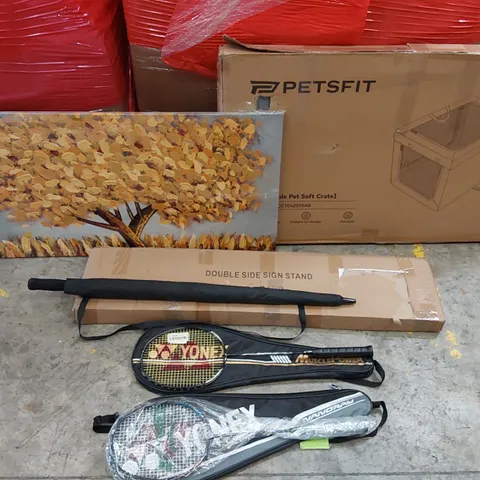 PALLET OF ASSORTED ITEMS INCLUDING: PORTABLE PET CRATE, DOUBLE SIGN STAND, LARGE CANVAS PAINTING, BADMINTON RACKET, UMBRELLA 