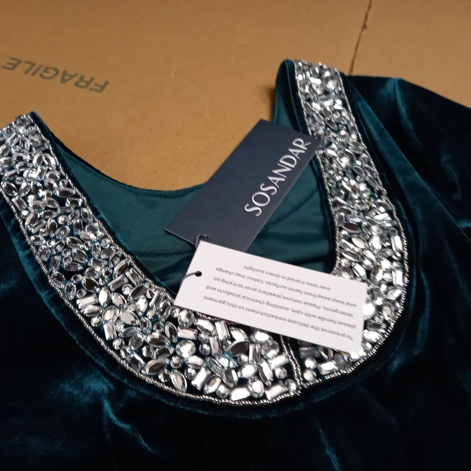 SOSANDAR JEWEL NECK VELVET DRESS IN EMERALD GREEN - 8