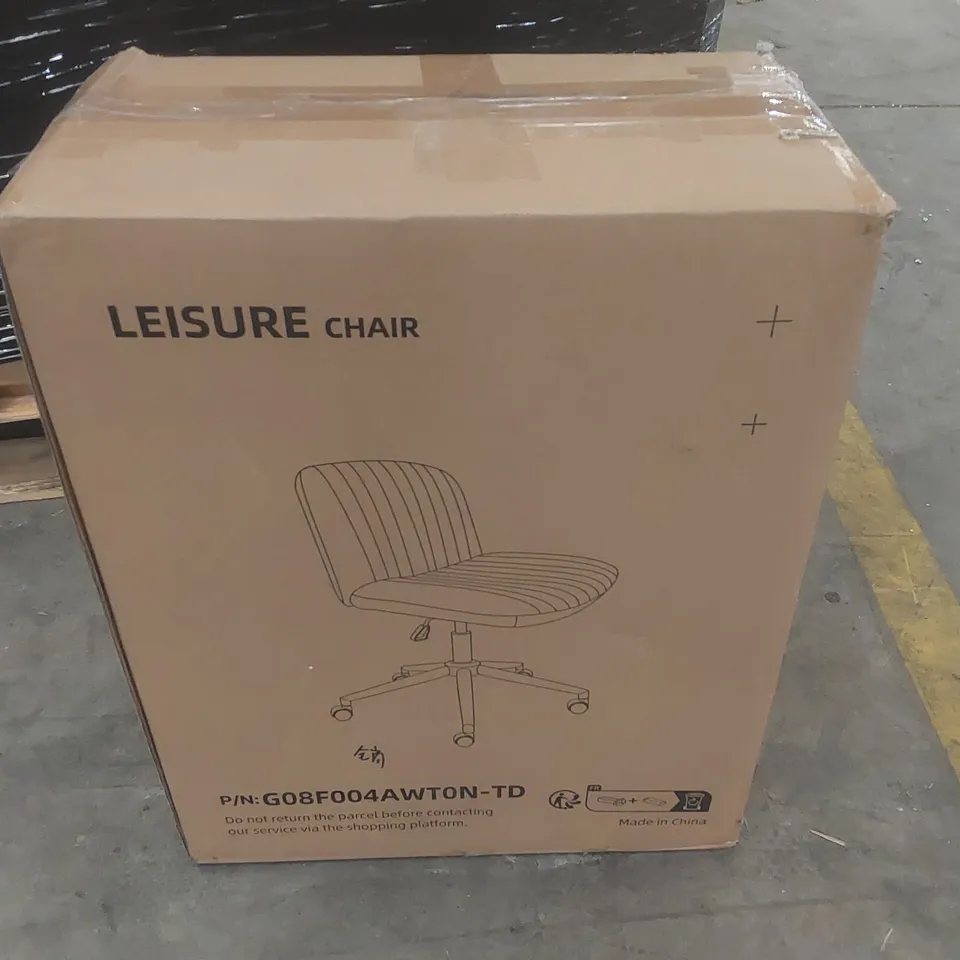 BOXED LEISURE CHAIR IN WHITE