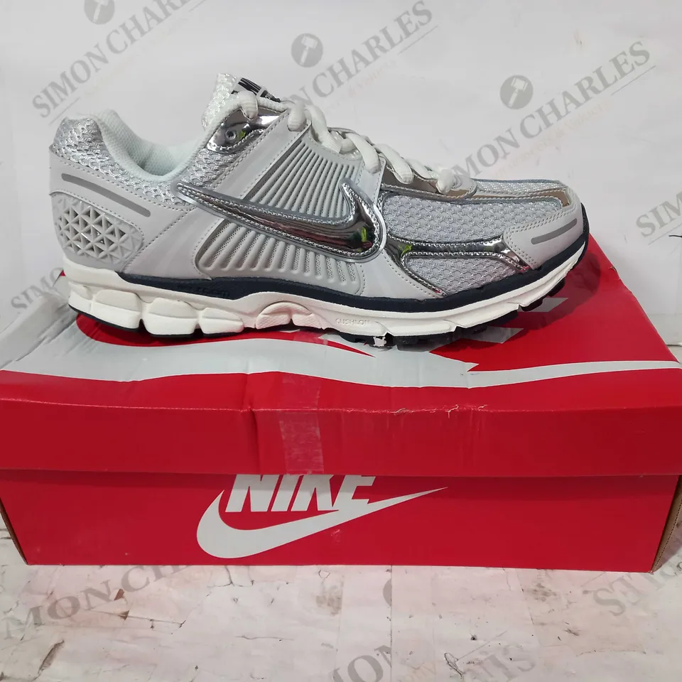 BOXED PAIR OF NIKE VOMERO 5 TRAINERS IN GREY/METALLIC SILVER UK SIZE 10