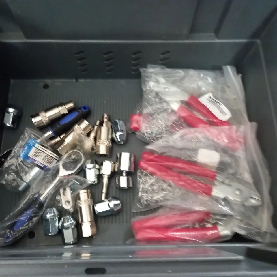 LOT OF ASSORTED TOOLS TO INCLUDE SATA 3 SOCKET SET AND CLARKE SPANNERS