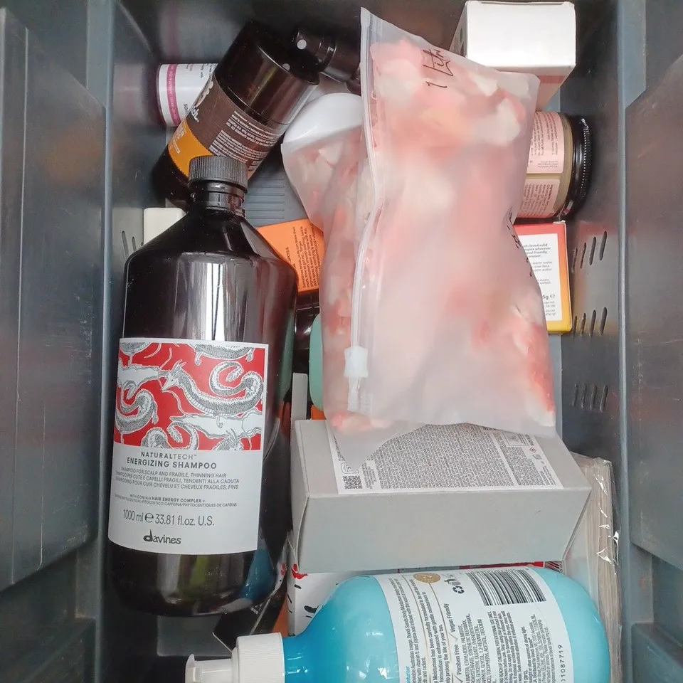 APPROXIMATELY 20 ASSORTED COSMETIC PRODUCTS TO INCLUDE DOVE CALMING BATH SOAK, SENSODYNE TOOTHPASTE, AND VENUS RAZOR