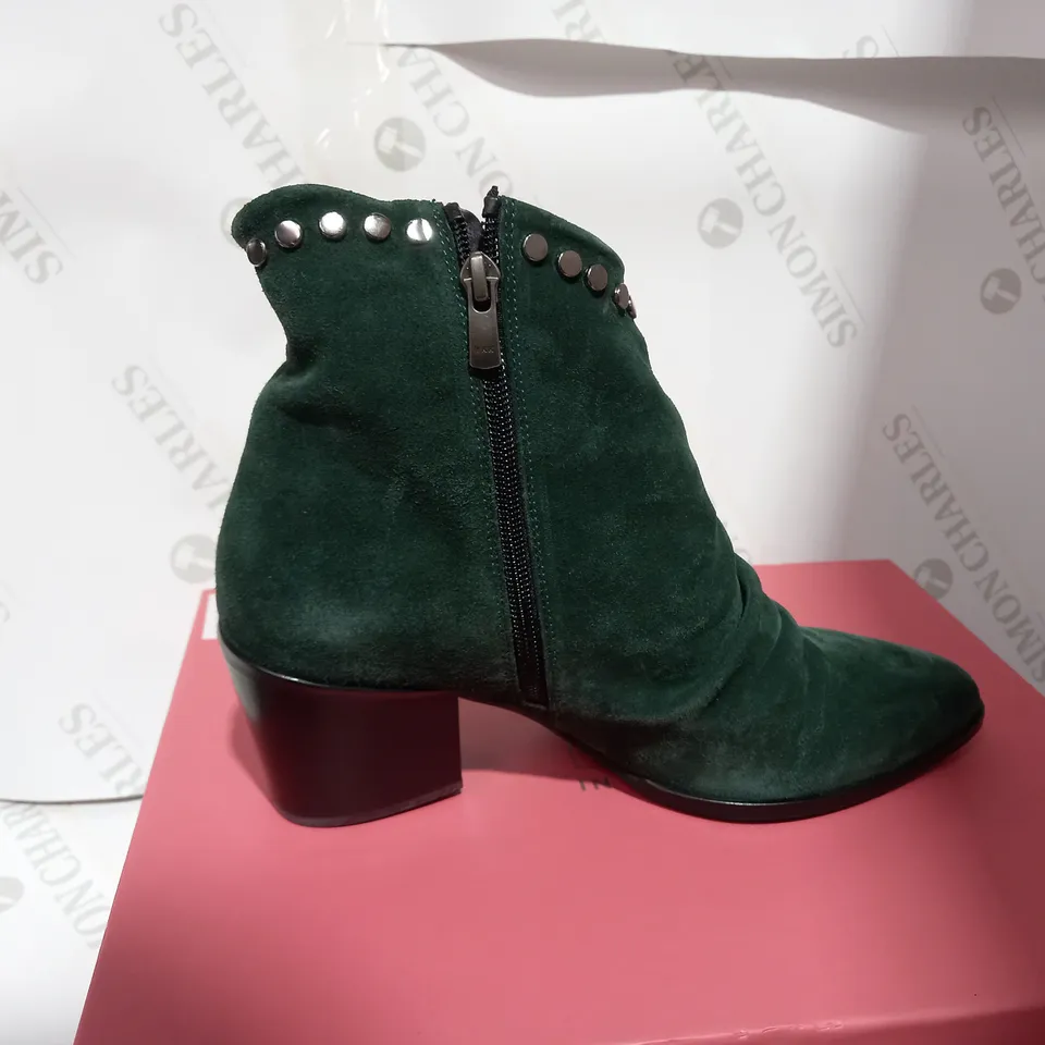 BOXED PAIR OF MODA GREEN LEATHER ANKLE BOOT - SIZE 7