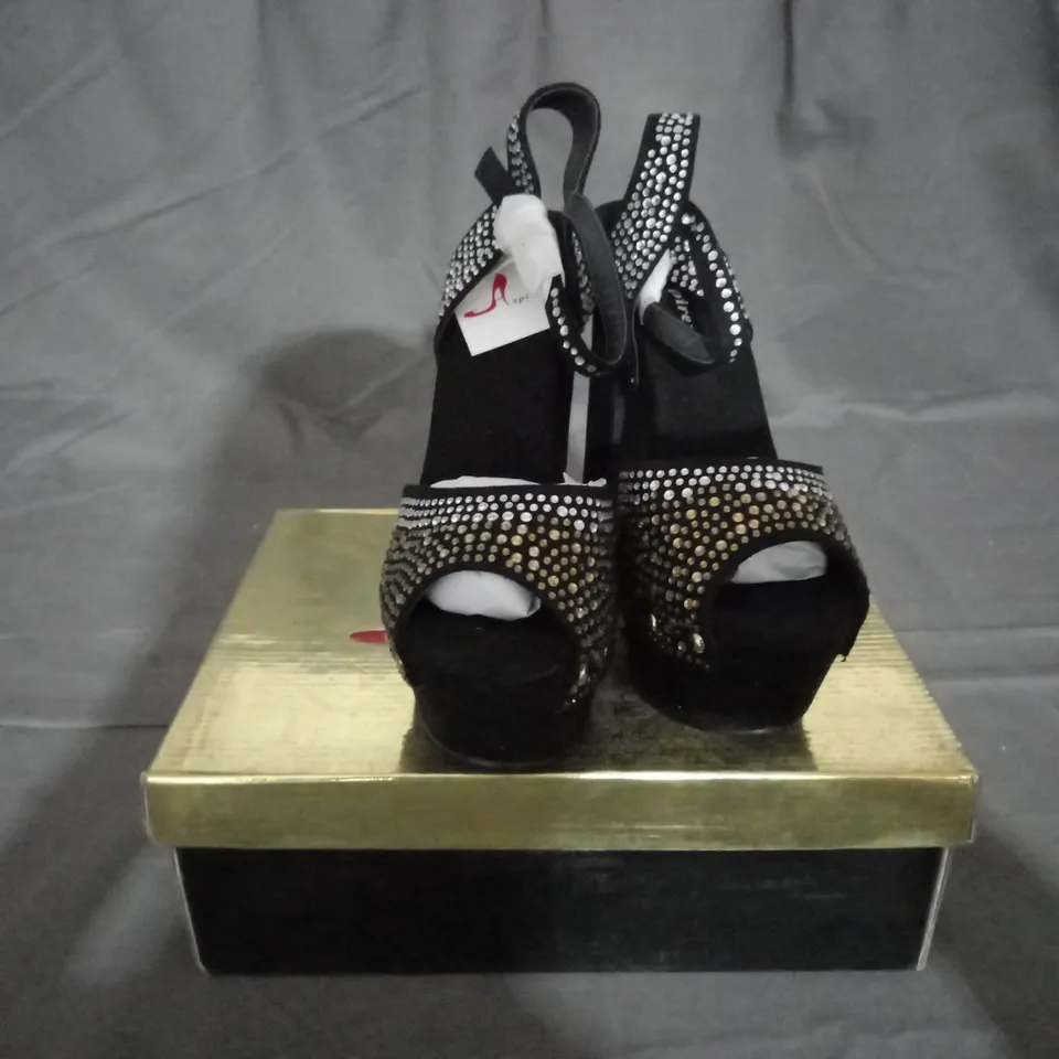 APPROXIMATELY 9 BOXED PAIRS OF SPRIRER BLOCK HEELED SANDALS IN BLACK/GOLD VARIOUS SIZES TO INCLUDE SIZE 38EU 