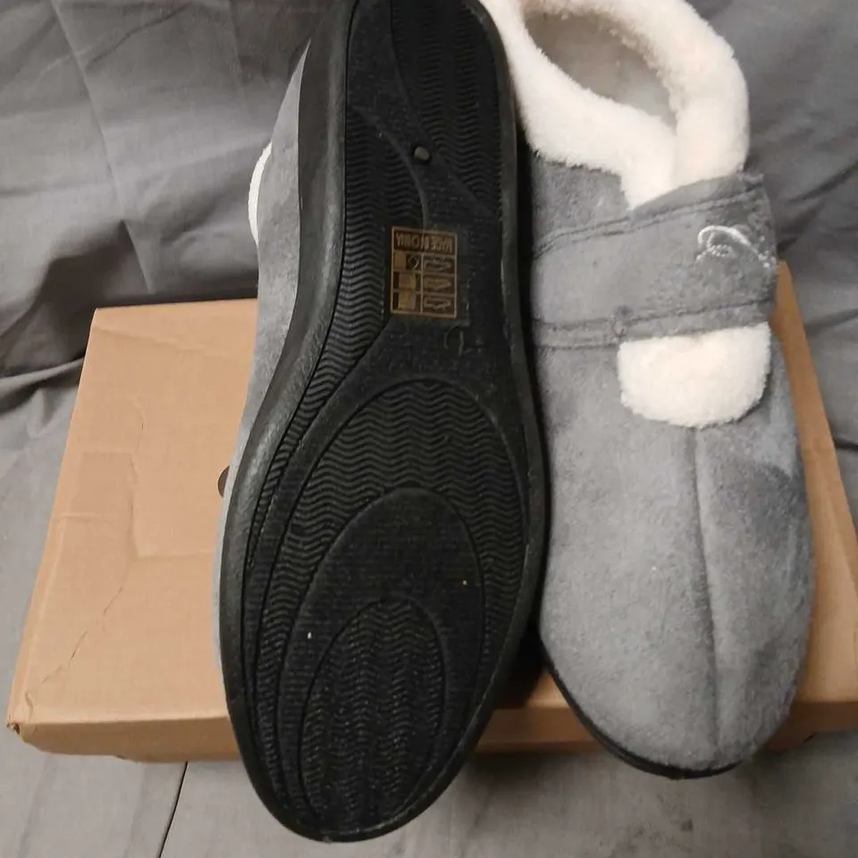 BERNIE GREY SLIPPERS WITH FAUX FUR LINING, UK SIZE 7