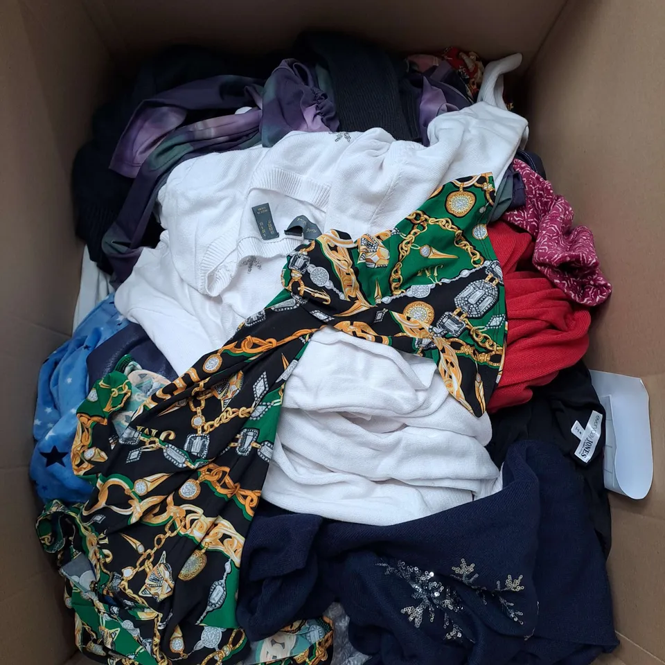 BOX OF APPROX 20 ASSORTED CLOTHING ITEMS TO INCLUDE - TOPS, JUMPERS, JACKET ETC