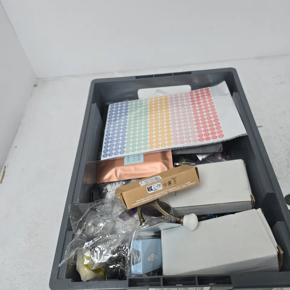 TOTE OF APPROXIMATELY 14 ASSORTED ITEMS TO INCLUDE: PLUG IN FAIRY LIGHTS