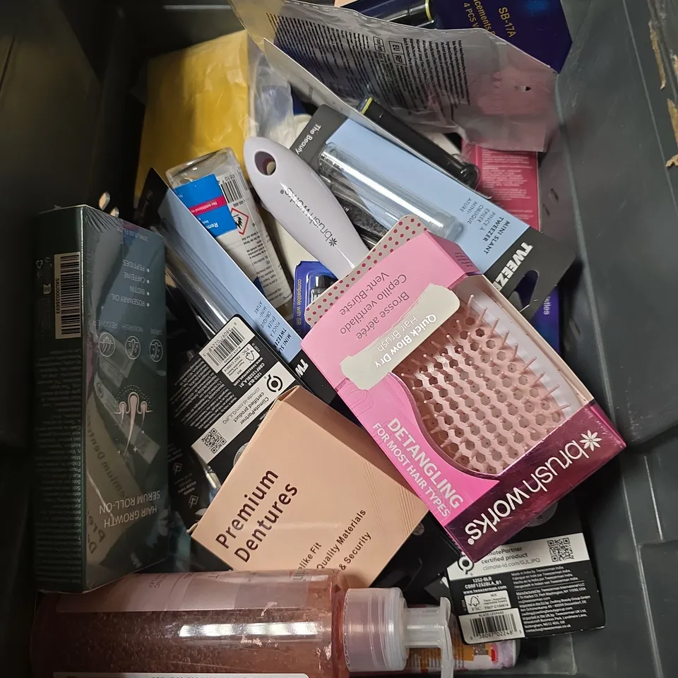 APPROXIMATELY 15 ASSORTED HEALTH & BEAUTY PRODUCTS TO INCLUDE HAIR BRUSH, HAIR GROWTH SERUM, DENTURES ETC