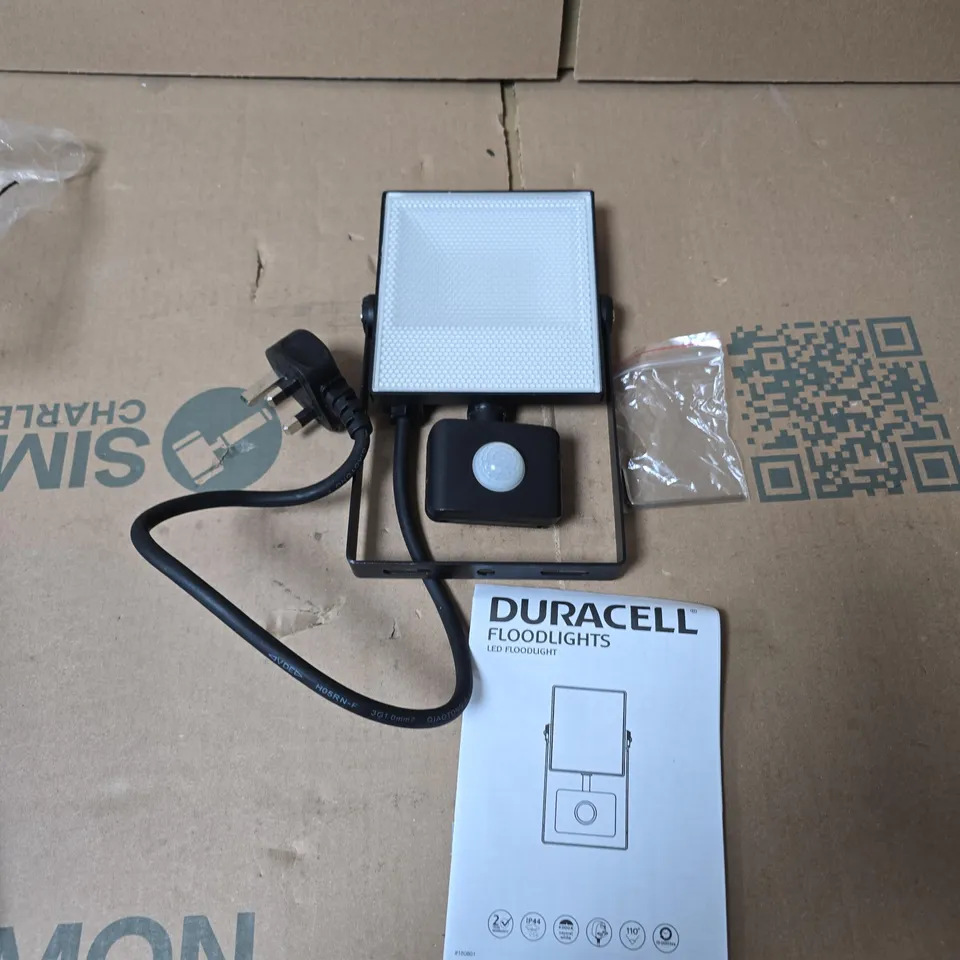 DURACELL LED FLOODLIGHT WITH EXTERNAL SENSOR – 1600 LUMEN, 20W