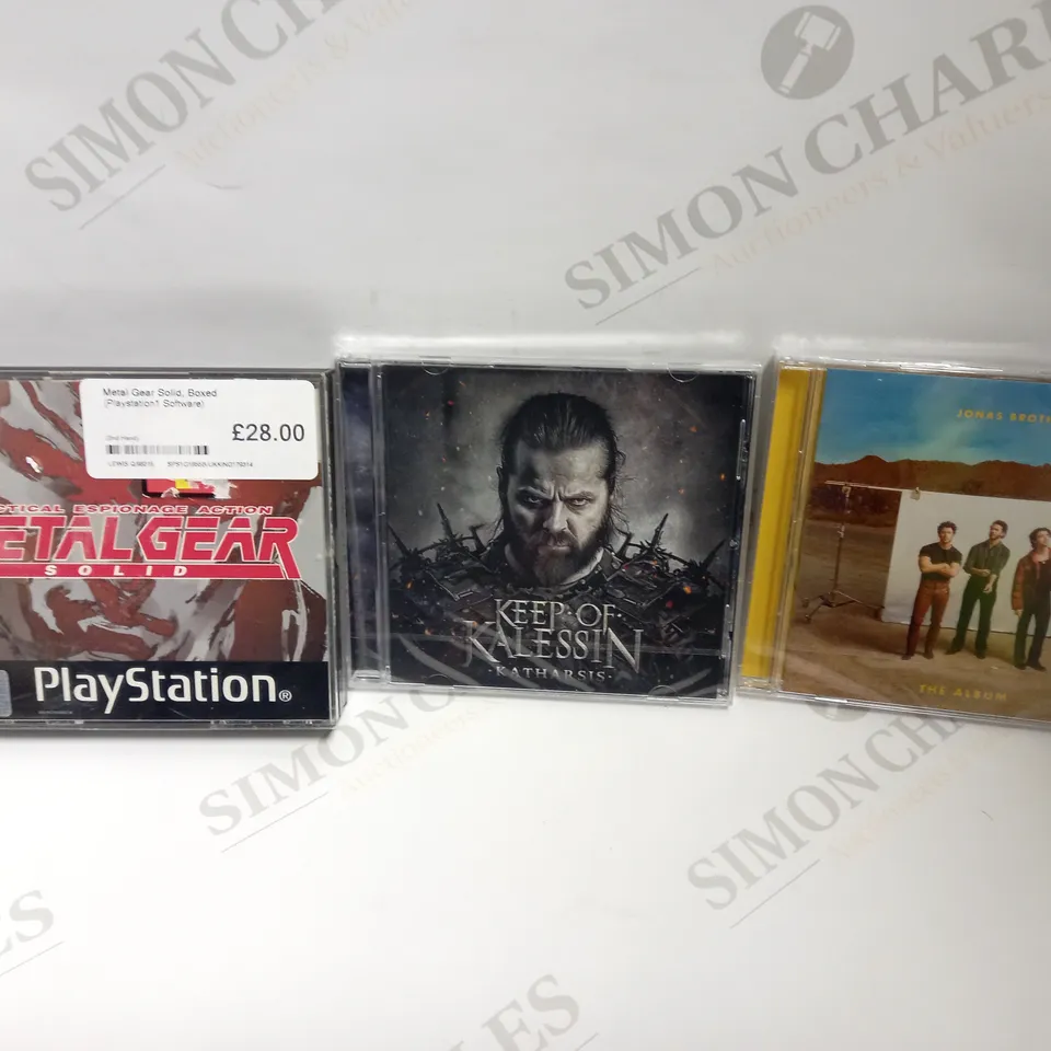 LOT OF APPROXIMATELY 34 ASSORTED CDS, CASSETTES AND GAMES TO INCLUDE, JONAS BROTHERS THE ALBUM, METAL GEAR SOLID (PS1), KEEP OF KALESSIN KATHARSIS, ETC