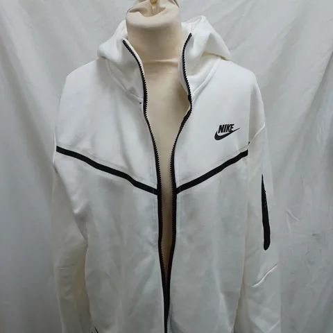 NIKE TECH FLEECE IN WHITE - MEDIUM