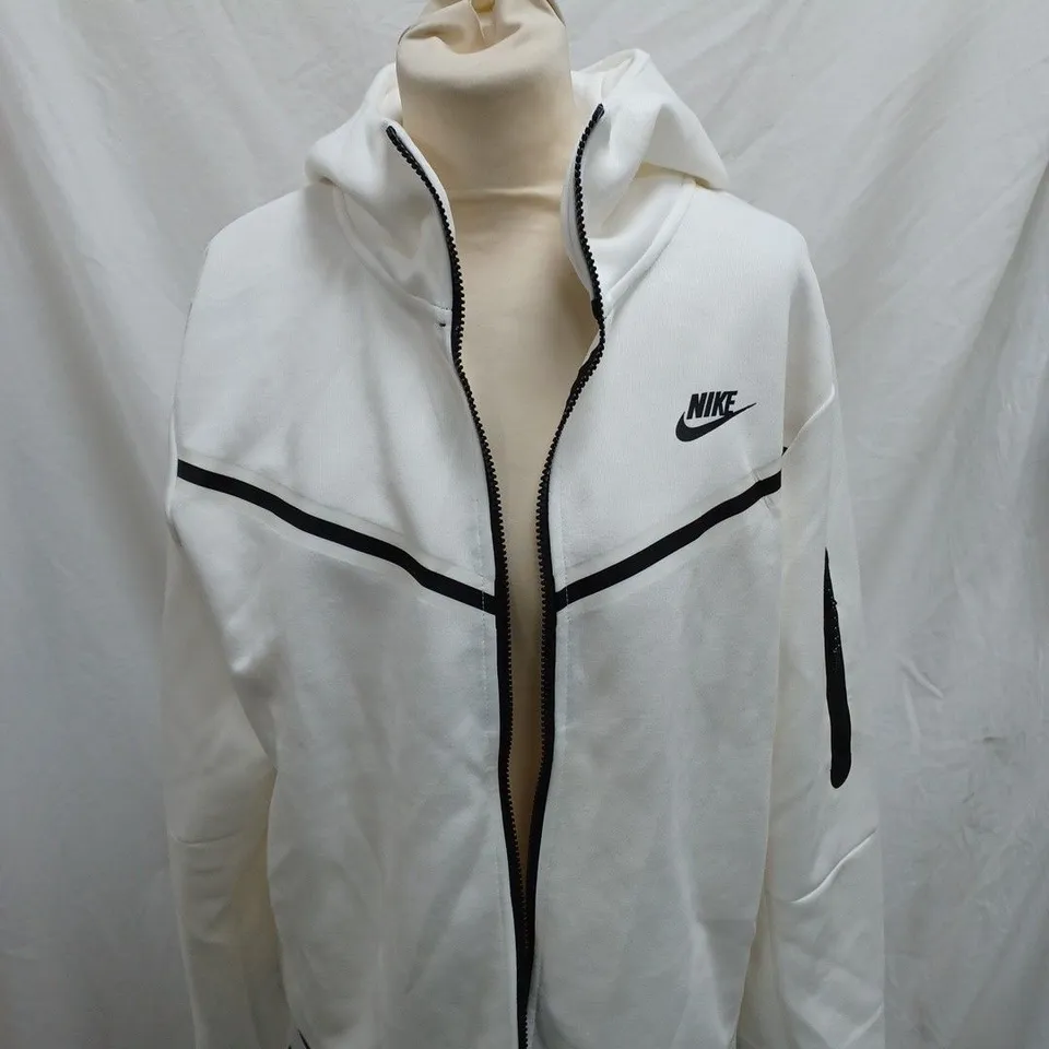 NIKE TECH FLEECE IN WHITE - MEDIUM