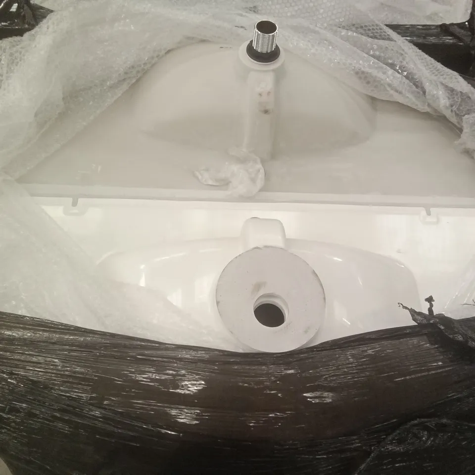 PALLET OF BATHROOM BASINS AND BASIN BASES