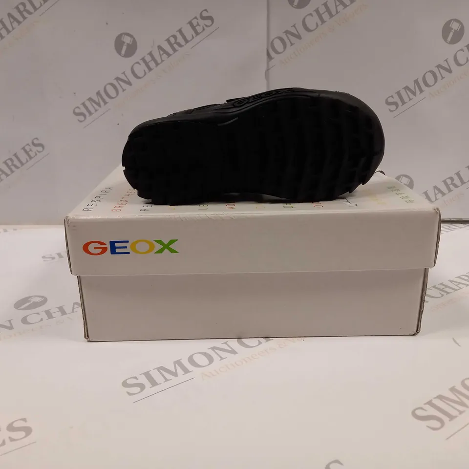 BOXED PAIR OF GEOX SAVAGE J0424A BLACK SCHOOL SHOES UK SIZE 7.5 