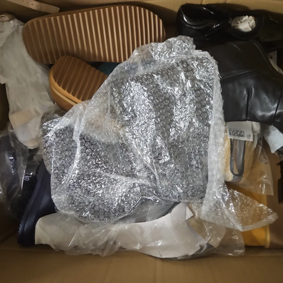 APPROXIMATELY 20 ASSORTED PAIRS OF SHOES AND FOOTWEAR ITEMS IN VARIOUS STYLES AND SIZES TO INCLUDE SAVAGE ISLAND, WALKRIGHT, AKUSOLI, ETC